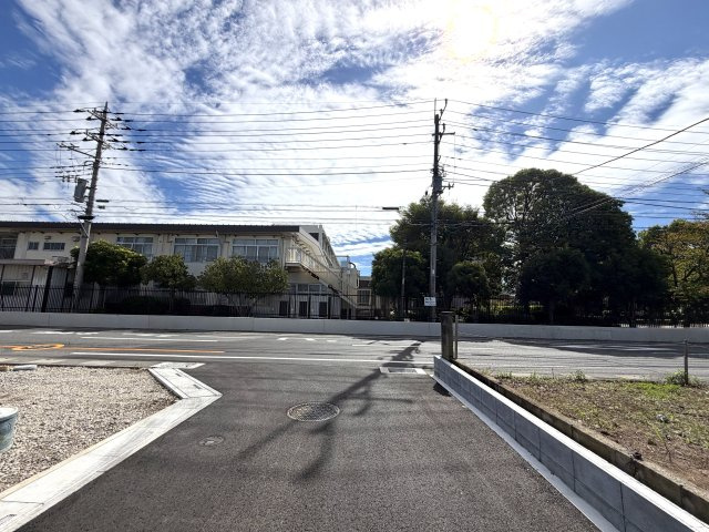 越谷市大泊第１０　１号棟リーブルガーデン新築戸建の前面道路含む現地写真|２面が道路に面し、角地ならではのゆとりと明るさを確保。周辺の街並みを見渡せる開放的なロケーションです。