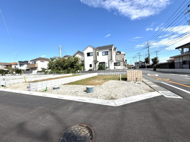 越谷市大泊第１０　１号棟リーブルガーデン新築戸建の外観|建築前の開放的な更地スペース。お部屋からの景色や隣家との距離感をイメージしやすい現場状態です。