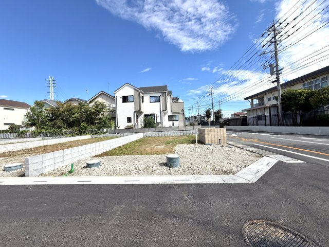 越谷市大泊第１０　１号棟リーブルガーデン新築戸建の外観|周囲の環境になじむ落ち着いた建築用地。前面道路の幅や車の出し入れのしやすさも現地でチェック可能です。