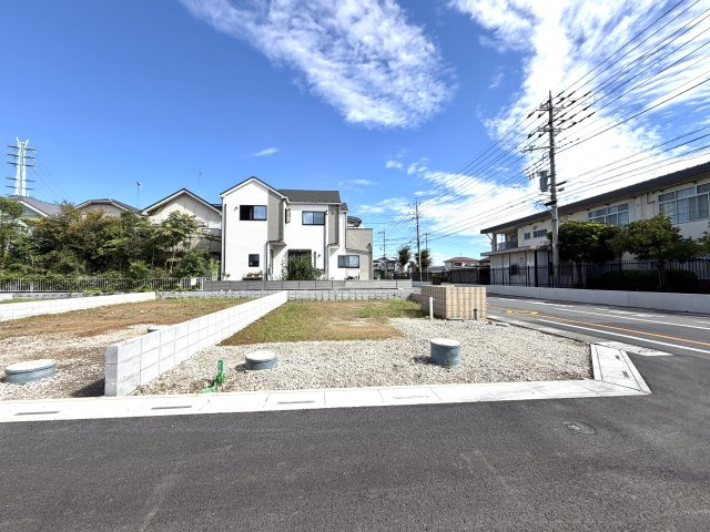 越谷市大泊第１０　１号棟リーブルガーデン新築戸建の外観|陽当たり良好なフラットな敷地。これからの工事経過とともに、住まいが形作られていく様子を楽しめます。