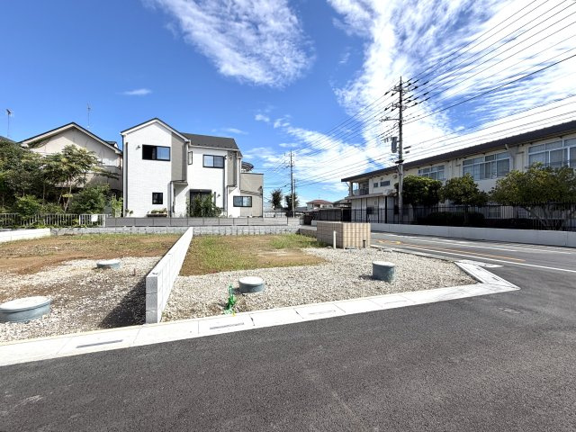 越谷市大泊第１０　１号棟リーブルガーデン新築戸建の外観|綺麗に整地された安心の建築場所。建物が建つ前の土台となる土地の魅力をしっかりご確認いただけます。