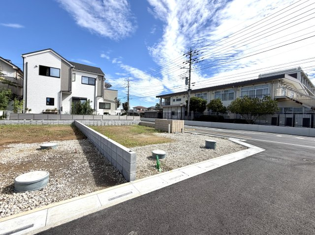 越谷市大泊第１０　１号棟リーブルガーデン新築戸建の外観|これから工事が始まるワクワク感のある現地。日差しがしっかり届く恵まれた立地環境をご覧ください。