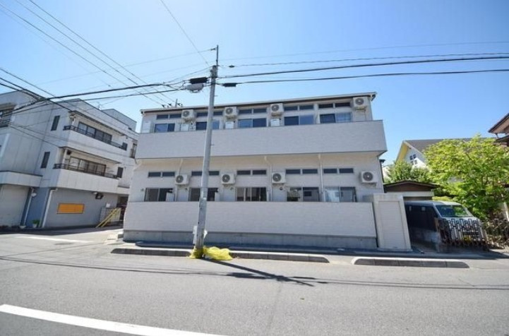 川口市前川３丁目のアパートのエントランス