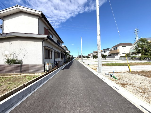 越谷市大泊第１０　2号棟リーブルガーデン新築戸建の前面道路含む現地写真|接道方向からの陽当たりと風通しをしっかり確保。通行人の視線が気になりにくく、プライバシーも保てます。