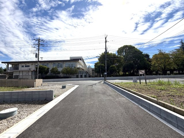 越谷市大泊第１０　2号棟リーブルガーデン新築戸建の前面道路含む現地写真|整然とした道路に面した好立地。前面が拓けているため日差しがしっかり届き、開放感もしっかり感じられます。