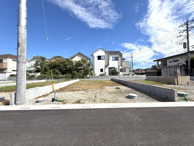 越谷市大泊第１０　2号棟リーブルガーデン新築戸建の外観|周囲の環境になじむ落ち着いた建築用地。前面道路の幅や車の出し入れのしやすさも現地でチェック可能です。