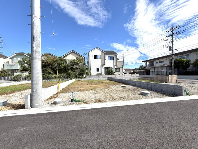 越谷市大泊第１０　2号棟リーブルガーデン新築戸建の外観|陽当たり良好なフラットな敷地。これからの工事経過とともに、住まいが形作られていく様子を楽しめます。