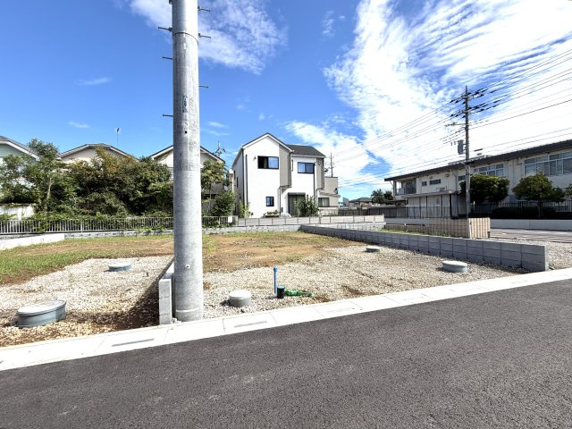 越谷市大泊第１０　2号棟リーブルガーデン新築戸建の外観|綺麗に整地された安心の建築場所。建物が建つ前の土台となる土地の魅力をしっかりご確認いただけます。