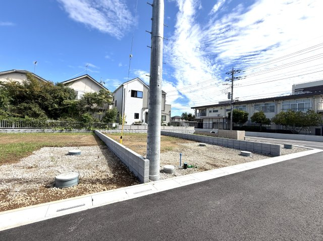 越谷市大泊第１０　2号棟リーブルガーデン新築戸建の外観|これから工事が始まるワクワク感のある現地。日差しがしっかり届く恵まれた立地環境をご覧ください。