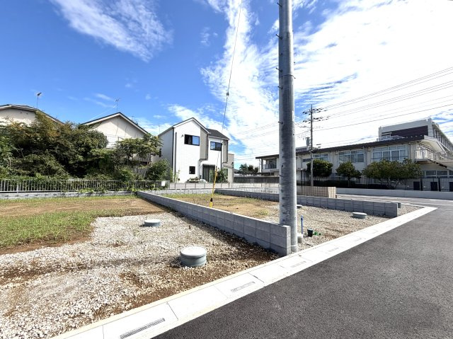 越谷市大泊第１０　2号棟リーブルガーデン新築戸建の外観|綺麗に整地された安心の建築場所。建物が建つ前の土台となる土地の魅力をしっかりご確認いただけます。