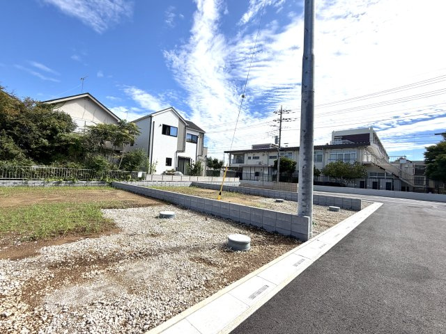 越谷市大泊第１０　2号棟リーブルガーデン新築戸建の外観|遮るもののない明るい陽光が注ぐ現地。周囲の建物との距離感や通風の良さを実感していただけます。