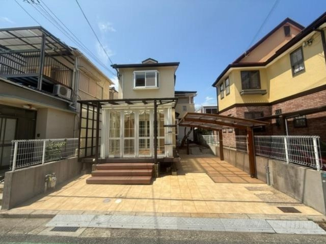 西蔵町の外観|将来のお子様の通学も視野に入れると各方面アクセスがいい住居は日々の生活を助けてくれますね。