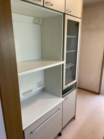 西蔵町の収納|キッチンに設けられたカップボード　調理器具・計器類・飲料・食品のストックにも便利です
