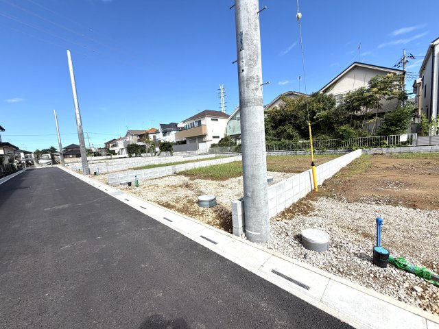 越谷市大泊第１０　3号棟リーブルガーデン新築戸建の外観|建物の配置や日当たりの良さが実感できる更地状態。周辺環境や前面道路の雰囲気も確認しやすい時期です。