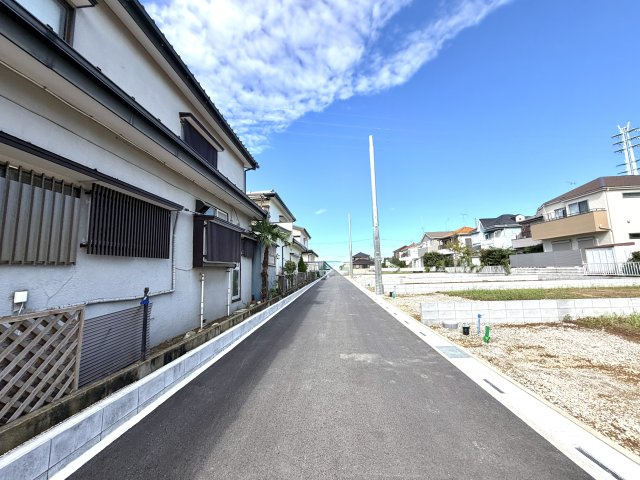 越谷市大泊第１０　3号棟リーブルガーデン新築戸建の前面道路含む現地写真|車の通り抜けが少ない道路構造のため防犯面でも安心。お子様の登下校や毎日の歩行も安全な環境です。