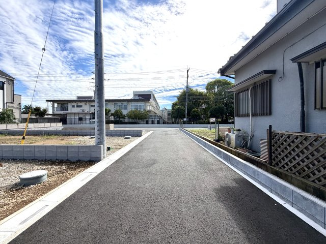 越谷市大泊第１０　3号棟リーブルガーデン新築戸建の前面道路含む現地写真|車通りが穏やかな前面道路。敷地へのアプローチもしやすく、ご家族やゲストを安心して迎え入れられます。