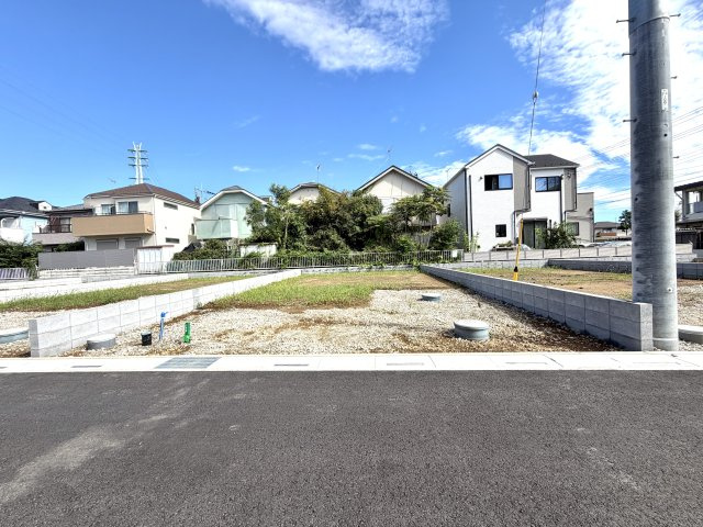越谷市大泊第１０　3号棟リーブルガーデン新築戸建の外観|陽当たり良好なフラットな敷地。これからの工事経過とともに、住まいが形作られていく様子を楽しめます。