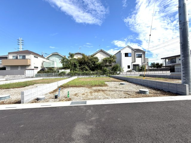 越谷市大泊第１０　3号棟リーブルガーデン新築戸建の外観|これから工事が始まるワクワク感のある現地。日差しがしっかり届く恵まれた立地環境をご覧ください。