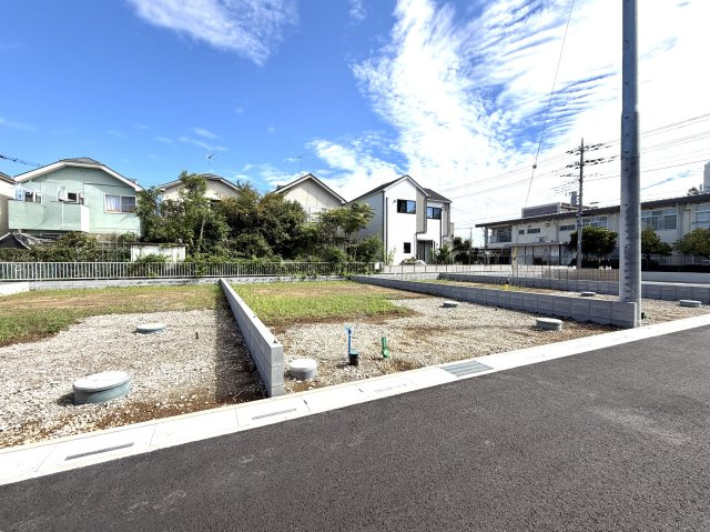 越谷市大泊第１０　3号棟リーブルガーデン新築戸建の外観|これから工事が始まるワクワク感のある現地。日差しがしっかり届く恵まれた立地環境をご覧ください。