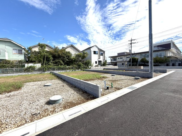 越谷市大泊第１０　3号棟リーブルガーデン新築戸建の外観|遮るもののない明るい陽光が注ぐ現地。周囲の建物との距離感や通風の良さを実感していただけます。