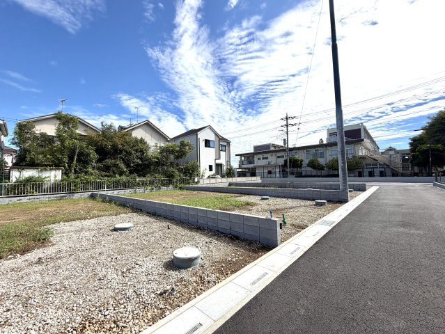 越谷市大泊第１０　3号棟リーブルガーデン新築戸建の外観|遮るもののない明るい陽光が注ぐ現地。周囲の建物との距離感や通風の良さを実感していただけます。