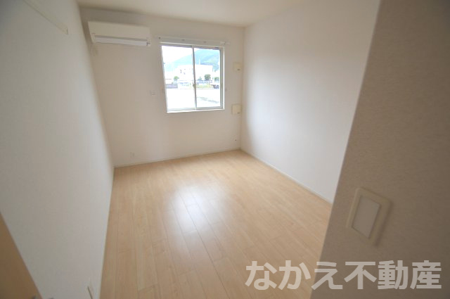 【寝室】 | 落ち着いた色調の洋室です