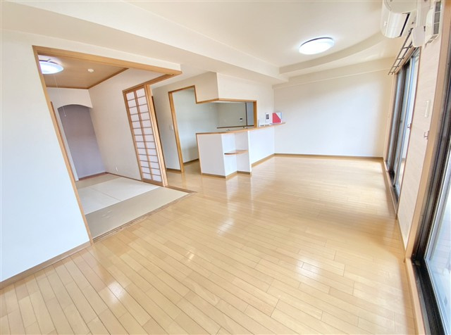 「団らんが生まれる3LDK」高知市一宮東町5丁目　サントノーレ一宮5階　中古マンションの居間・リビング|ご家族が自然と集う明るいリビング♪和室とつなげてさらに広々と。