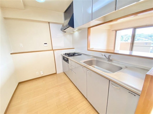 「団らんが生まれる3LDK」高知市一宮東町5丁目　サントノーレ一宮5階　中古マンションのキッチン|スペースも収納も充実したキッチン。3口コンロで快適です♪
