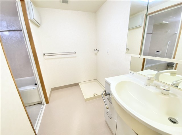 「団らんが生まれる3LDK」高知市一宮東町5丁目　サントノーレ一宮5階　中古マンションの洗面所|清潔感のある水回り。洗面所もゆったり広々♪