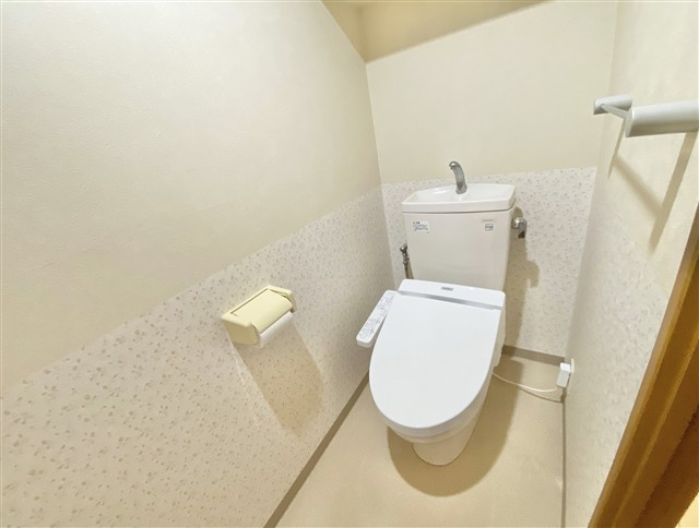 「団らんが生まれる3LDK」高知市一宮東町5丁目　サントノーレ一宮5階　中古マンションのトイレ|トイレは温水洗浄便座付き♪