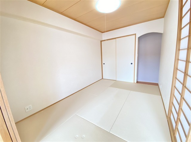 「団らんが生まれる3LDK」高知市一宮東町5丁目　サントノーレ一宮5階　中古マンションの和室|リビングに隣接した和室はシンプル♪