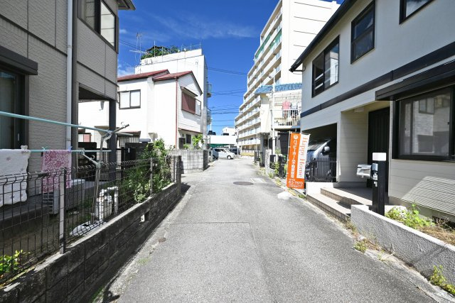 宝塚市亀井町中古戸建│3SLDK+駐車1台可の前面道路含む現地写真|前面道路は南西側に約4ｍ幅です。