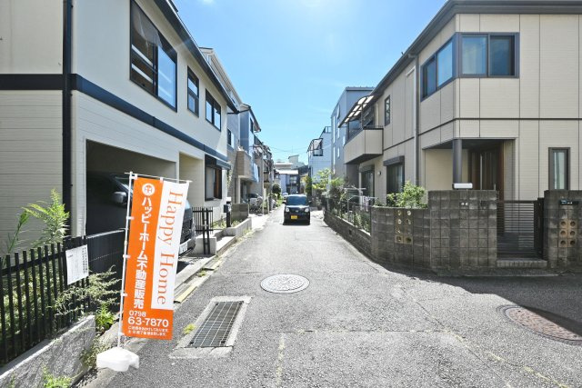 宝塚市亀井町中古戸建│3SLDK+駐車1台可の前面道路含む現地写真|前面道路は南西側に約4ｍ幅です。