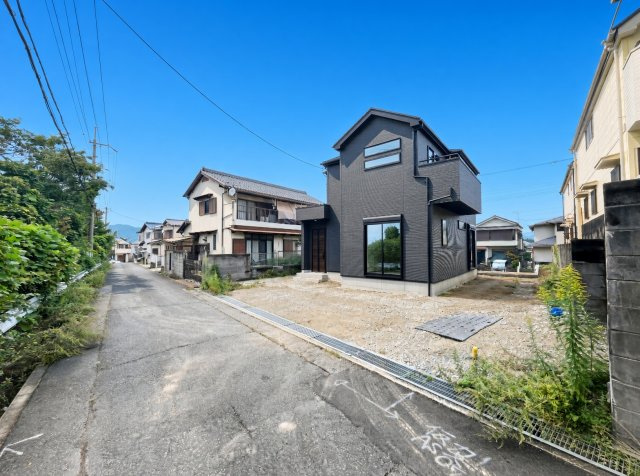 神戸市北区緑町　第2期　新築一戸建ての前面道路含む現地写真|周辺は閑静な住宅街！前面道路広々で車の出し入れも便利です。駐車が苦手な方でも安心して車庫入れできます！