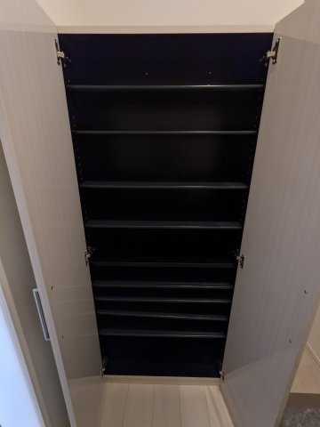 ラヴィエルジュの玄関|102号室シューズボックス