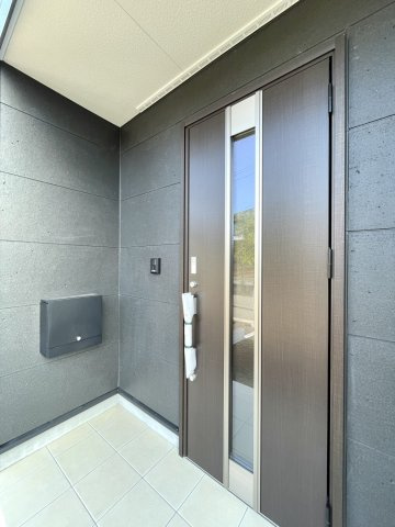 大村市小路口本町第1　1号棟の玄関