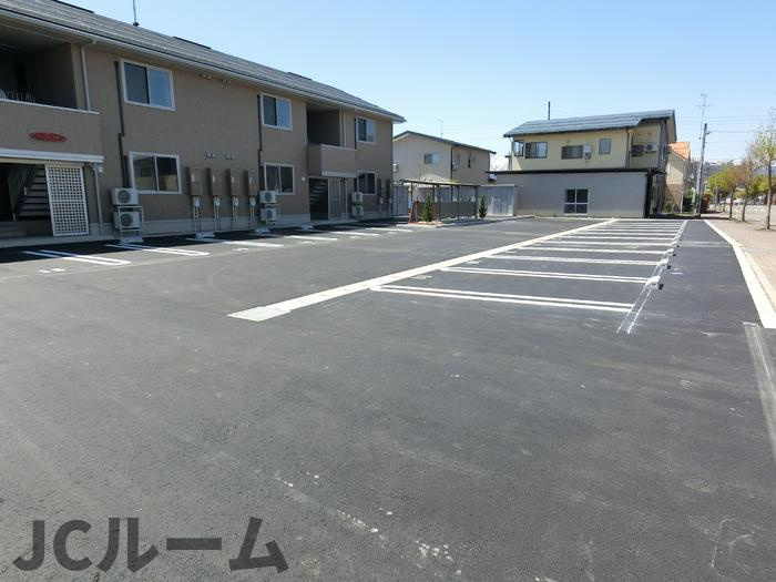 シェノン子安の駐車場
