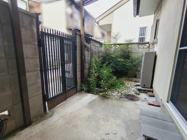 令和８年５月リフォーム完了☆山科駅まで徒歩１２分の好立地☆広々５ＤＫ+庭付き☆山科区御陵四丁野町の庭|庭