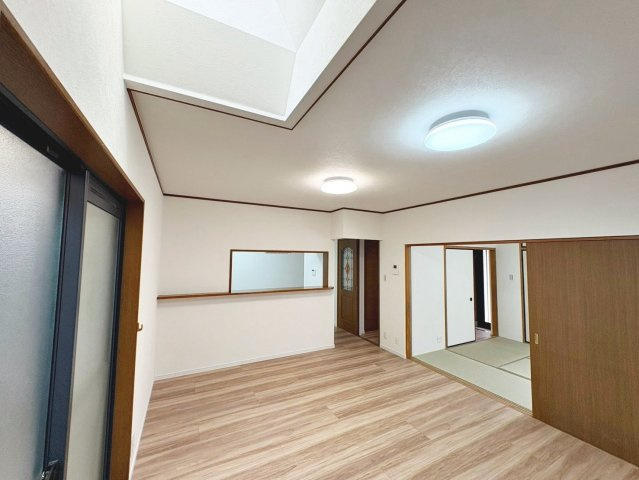 池上町４丁目　中古一戸建の居間・リビング|【南西につき日当たり良好】たっぷりの陽光に包まれる明るい住まいに気持ちも明るくなりますね♪