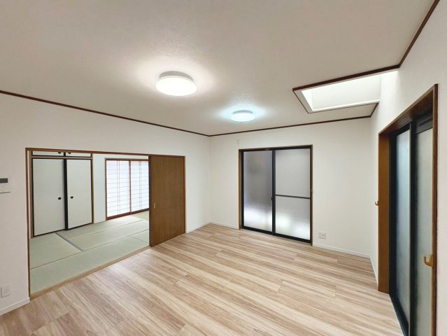 池上町４丁目　中古一戸建のキッチン|２面採光で日当たりがよく、温かく心地のいいリビング♪居心地の良い快適な安らぎの場所にもなりそうです！