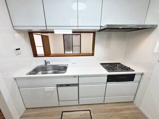 池上町４丁目　中古一戸建のキッチン|対面式を採用したキッチンですので、リビングで寛ぐご家族をいつも感じられます！会話を楽しみながら家事ができますね♪