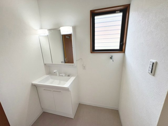 池上町４丁目　中古一戸建の洗面所|身だしなみを整えるのに重宝するシャワー付きの洗面台です♪洗面台に収納もあるため、整頓しやすいですね！ 