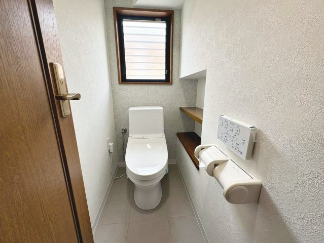 池上町４丁目　中古一戸建のトイレ|トイレ２ヶ所あります！忙しい朝や家族の多いご家庭も安心ですね！温水便座洗浄便座ですので、寒い日も温かい便座で安心して使用していただけますよ！