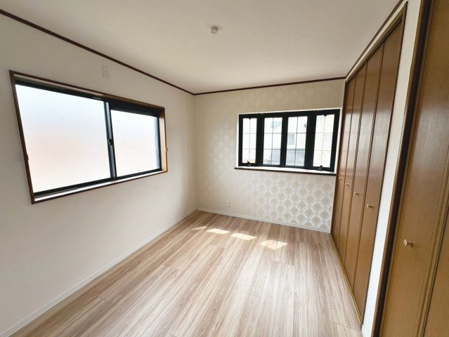 池上町４丁目　中古一戸建の洋室|【２面採光の居室もありますよ】明るい室内は、風通しも良く、大変居心地の良い空間となっております♪爽やかな風を感じて起きる朝は、快適生活の始まりに！
