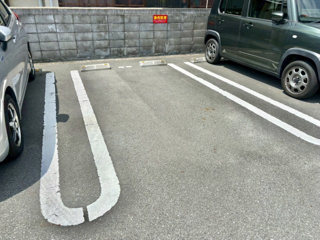 ラフィーネ亀山の駐車場