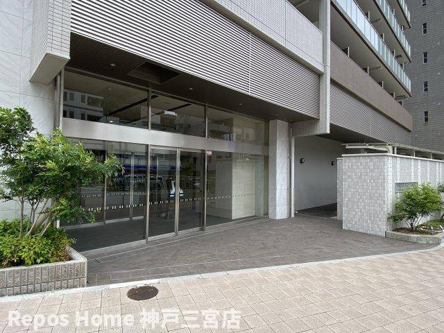 プレサンスジェネ新神戸ステーションフロントのエントランス