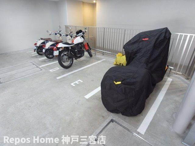 プレサンスジェネ新神戸ステーションフロントの駐車場