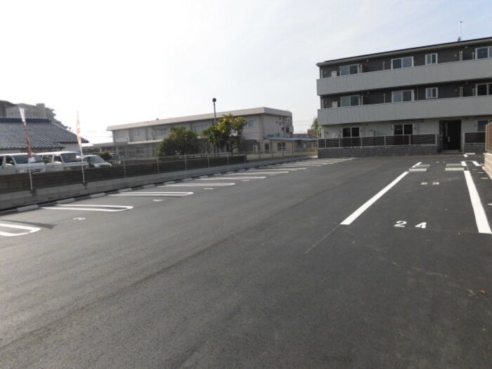 フロレゾン　B棟の駐車場|駐車スペースもあります☆