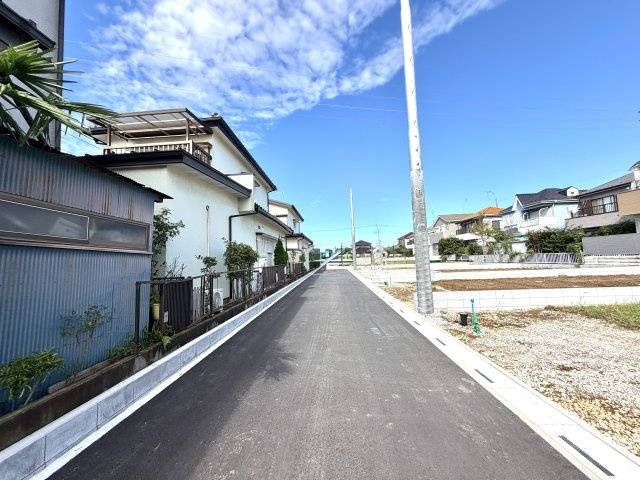 越谷市大泊第１０　4号棟リーブルガーデン新築戸建の前面道路含む現地写真|幅員にゆとりのある前面道路。大型車やミニバンの駐車も焦らず落ち着いて行える使いやすい接道です。