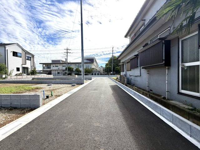 越谷市大泊第１０　4号棟リーブルガーデン新築戸建の前面道路含む現地写真|前面道路は主に近隣住民が利用するため交通量が抑えめ。静かな生活環境と車通りの少なさが大きな魅力です。